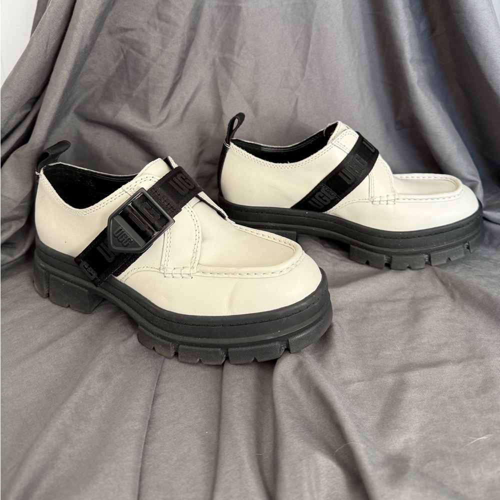 UGG Ashton White and Black Loafers Brogues Creepers Sz 7/38. Fits 8